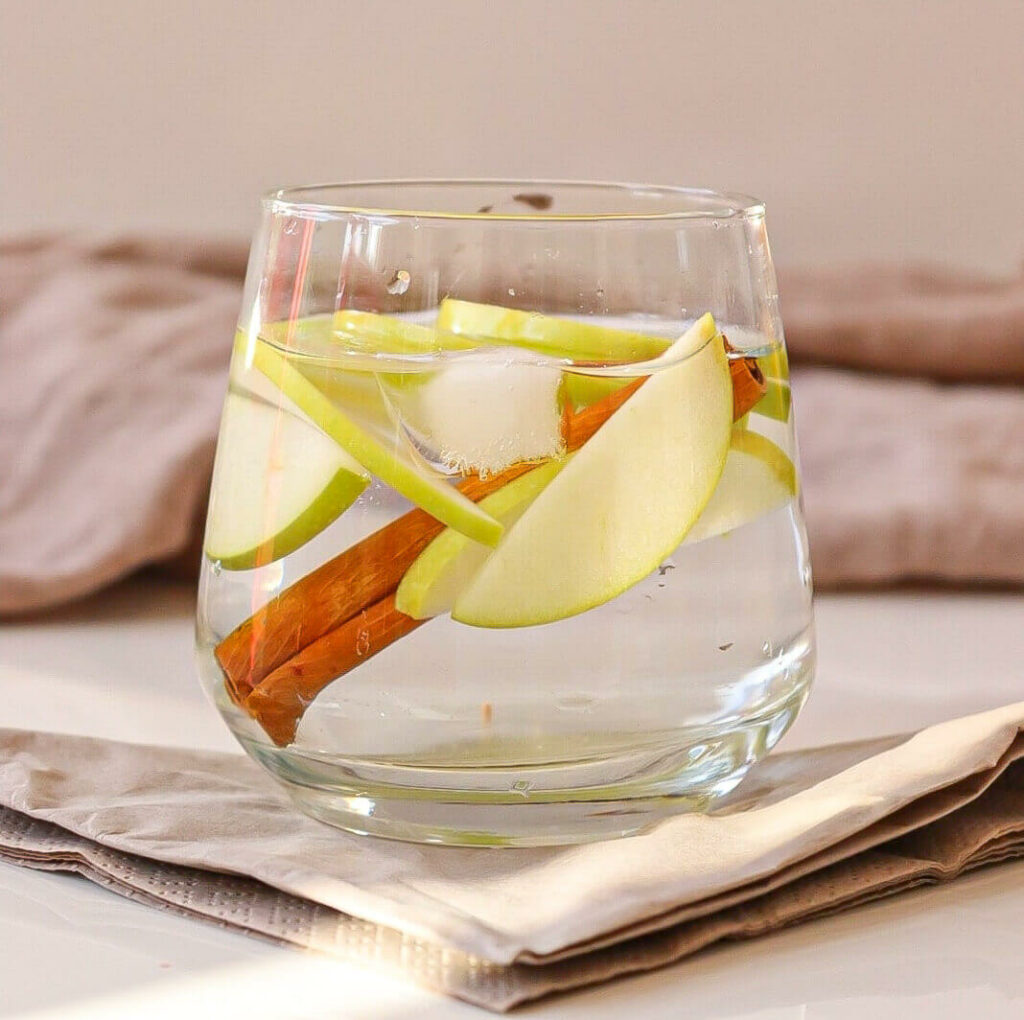 Apple cinnamon detox water