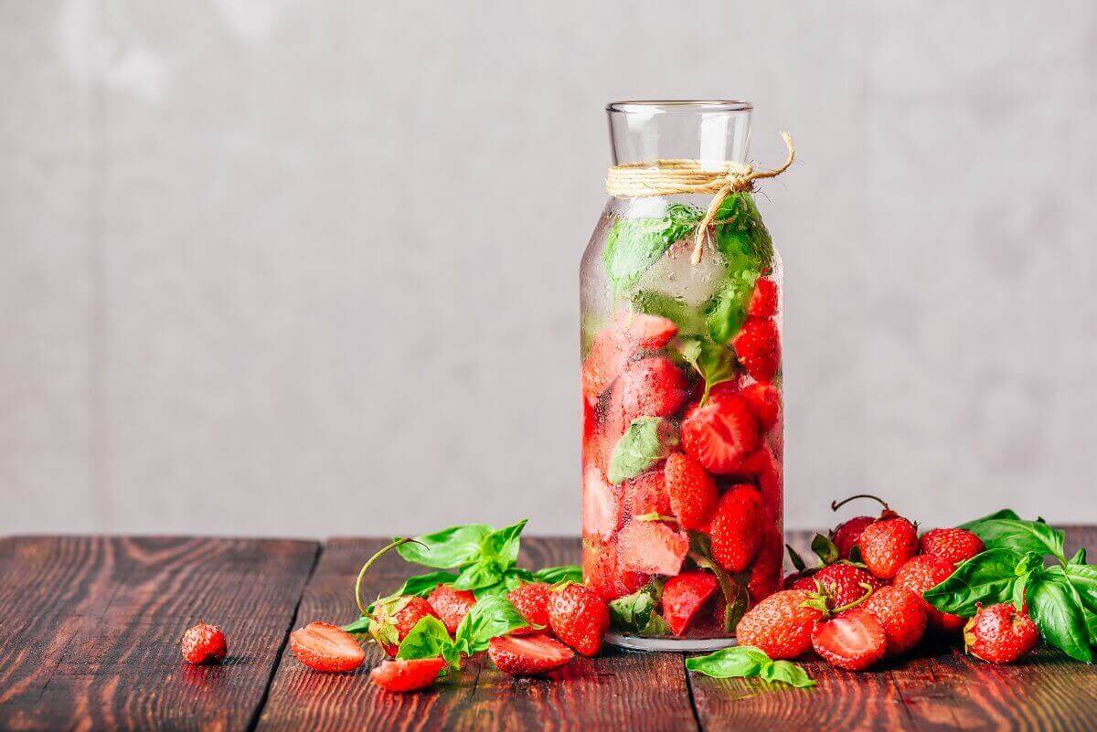 Strawberry detox water